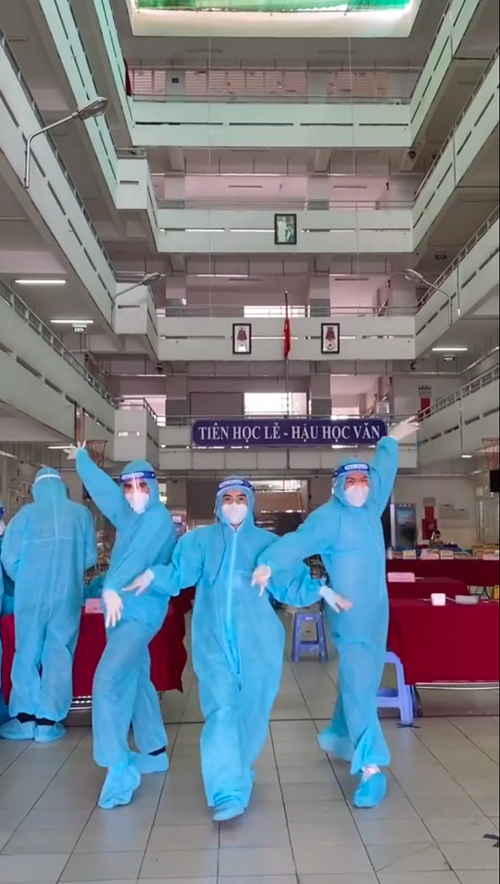 Điệu nhảy hài hước, đáng yêu của ba tình nguyện viên gây bão mạng - 3 Điệu nhảy hài hước, đáng yêu của ba tình nguyện viên gây bão mạng - 3