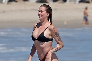 Người mẫu Ireland Baldwin khoe dáng đầy đặn