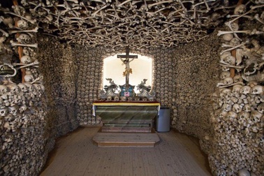 Rùng mình với những nhà mồ bằng xương người nổi tiếng thế giới