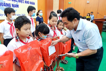Trao 200 suất học bổng hỗ trợ trẻ em có hoàn cảnh đặc biệt khó khăn