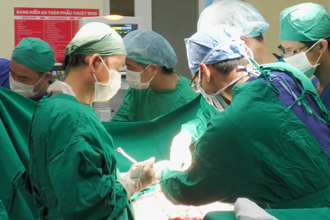 Lâm nguy vì tai nạn bất ngờ trong lúc lau dọn nhà - 1