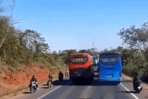 Hai xe khách đeo bám nhau chạy song song suốt đoạn đường dài