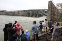 Bất chấp nguy hiểm, người dân xuống đập thủy điện Trị An xem xả lũ