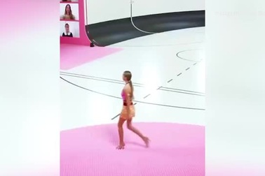 Người mẫu Lila Grace - con gái của siêu mẫu Kate Moss - trên sàn catwalk