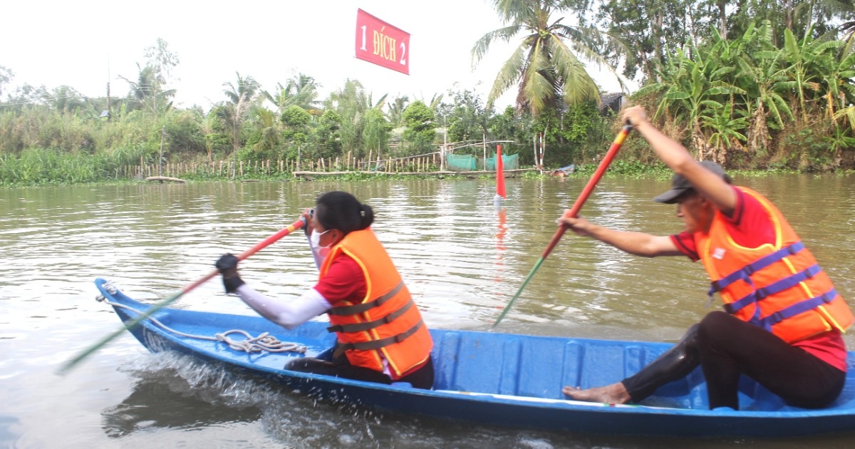 Sôi nổi màn đua xuồng ba lá ở Bạc Liêu mừng 50 năm thống nhất đất nước