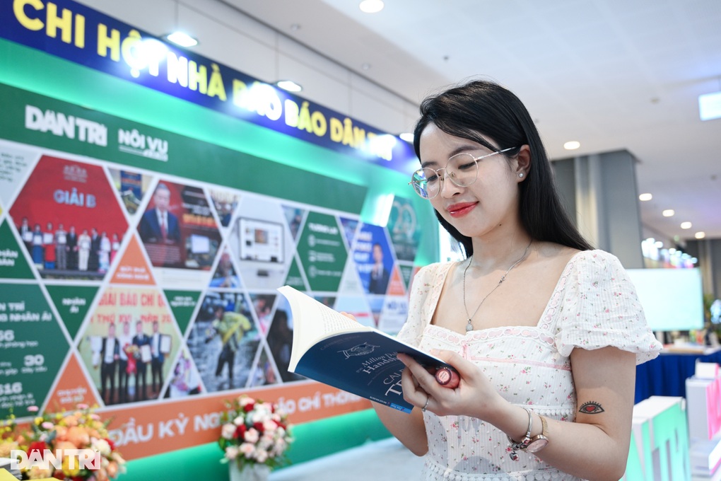 Tham gia gian hàng báo Dân trí tại Hội Báo toàn quốc nhận sách miễn phí - 2 Tham gia gian hàng báo Dân trí tại Hội Báo toàn quốc nhận sách miễn phí - 2