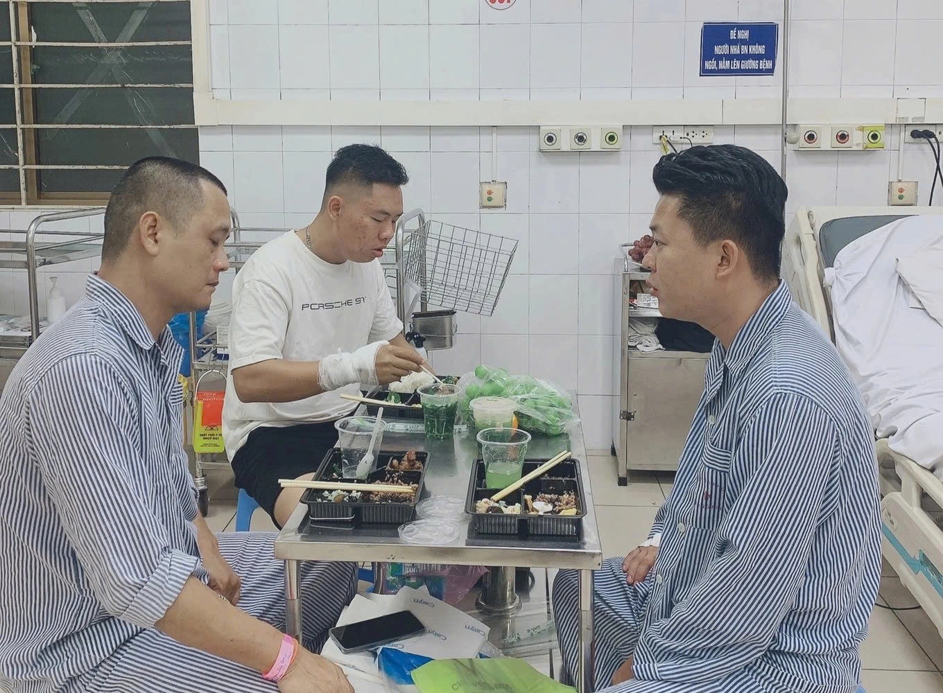 Người sống sót vụ lật tàu Hạ Long: Tiếng khóc lặng dần, nỗi đau mới bắt đầu - 2
