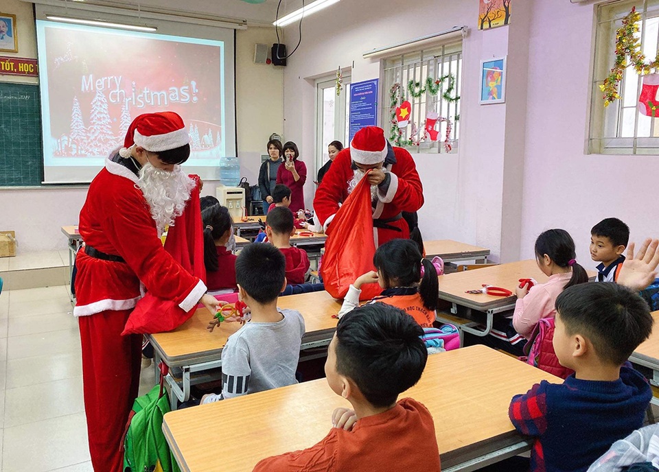 Ông già Noel chạy show quên ăn, ẵm tiền triệu mỗi ngày - 1 Ông già Noel chạy show quên ăn, ẵm tiền triệu mỗi ngày - 1