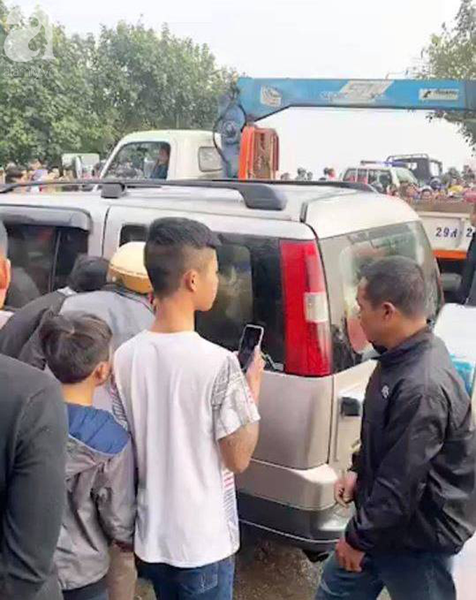 Nam Định: Xe 7 chỗ trôi xuống sông khi qua phà tài xế thoát nạn, một người tử vong - Ảnh 2. Nam Định: Xe 7 chỗ trôi xuống sông khi qua phà tài xế thoát nạn, một người tử vong - Ảnh 2.