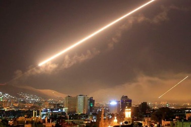 Không phận thủ đô Syria rung chuyển vì tên lửa nghi của Israel