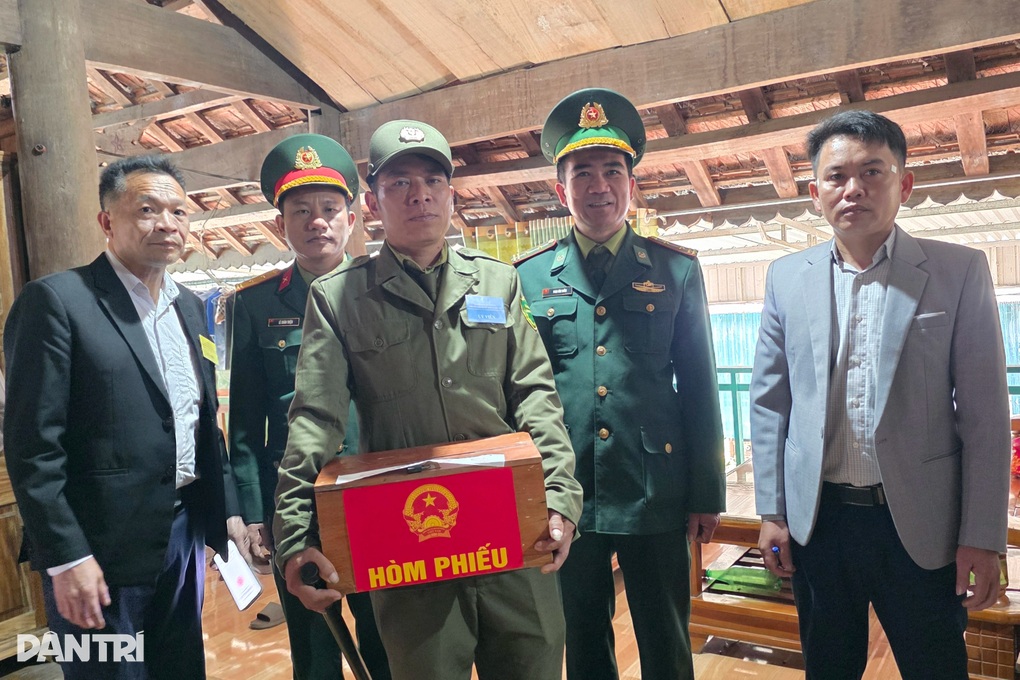 Hai cụ bà hơn 90 tuổi bất ngờ được bỏ phiếu ngay tại giường - 1