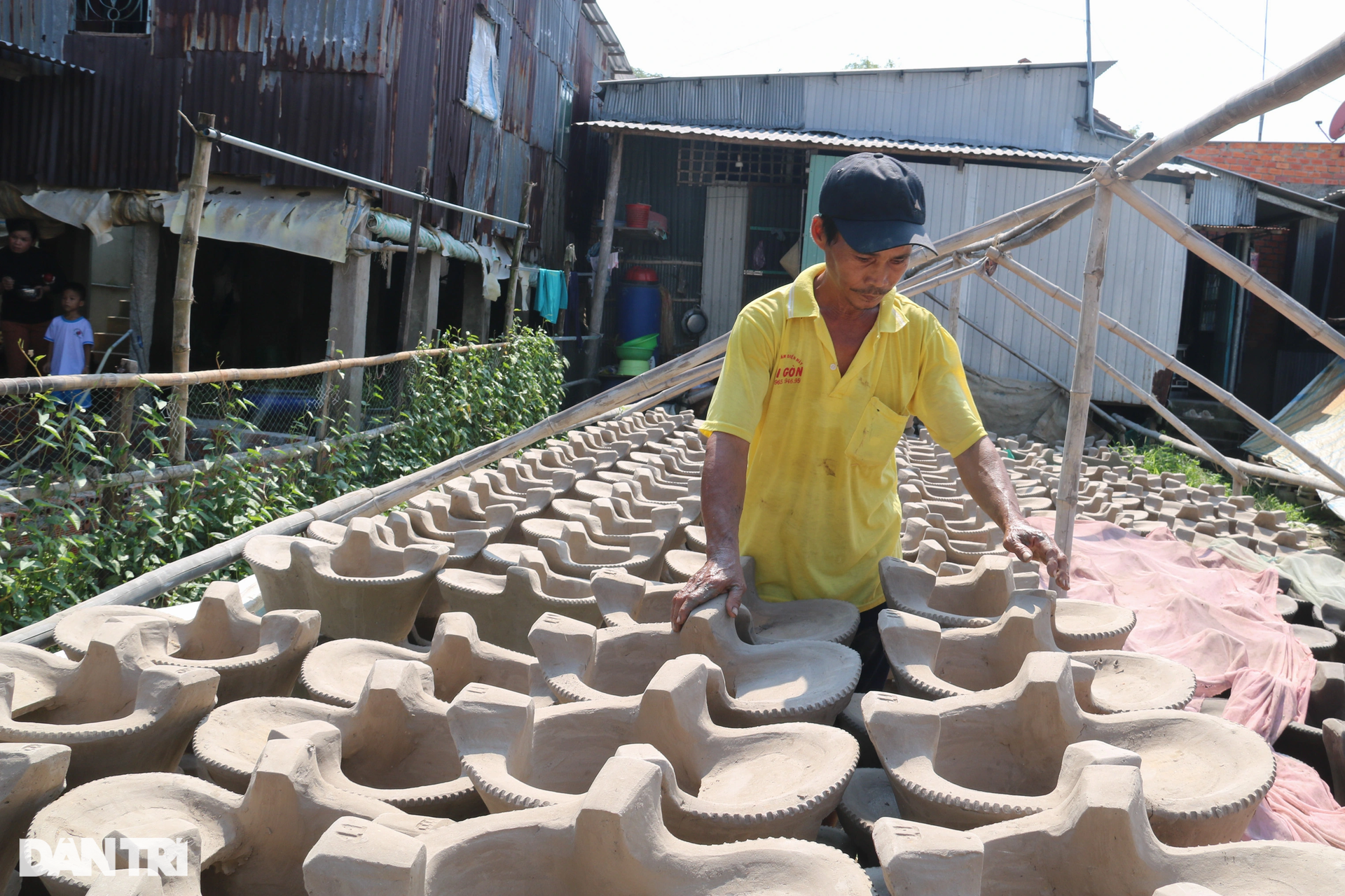 Vất vả nghề vọc bùn, nặn lò đất dịp cuối năm - 8 Vất vả nghề vọc bùn, nặn lò đất dịp cuối năm - 8