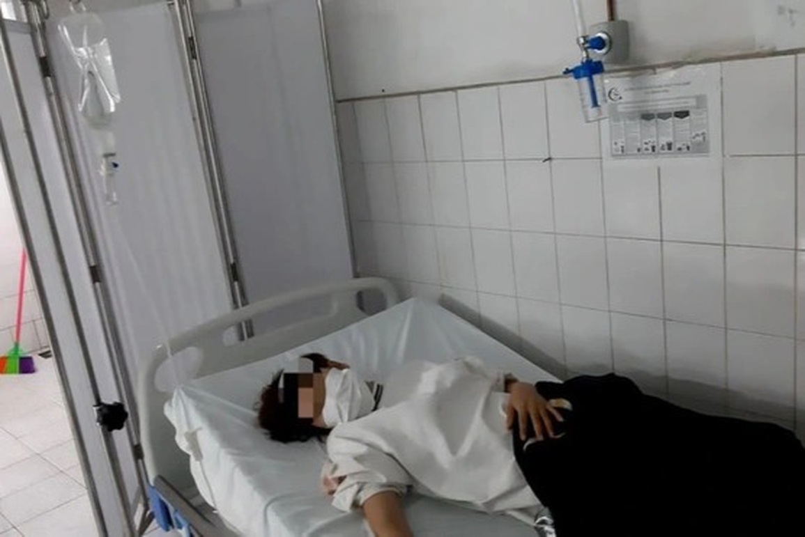 Cô giáo uống thuốc tự vẫn trước mặt hiệu trưởng bị đề xuất cho thôi việc - 1 Cô giáo uống thuốc tự vẫn trước mặt hiệu trưởng bị đề xuất cho thôi việc - 1