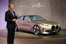 Lãnh đạo BMW, Porsche không ủng hộ việc quá tập trung vào xe điện