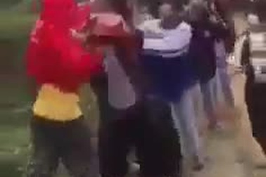 Nhóm nữ sinh cấp 3 dùng mũ bảo hiểm, chân tay đánh bạn túi bụi ở Nghệ An