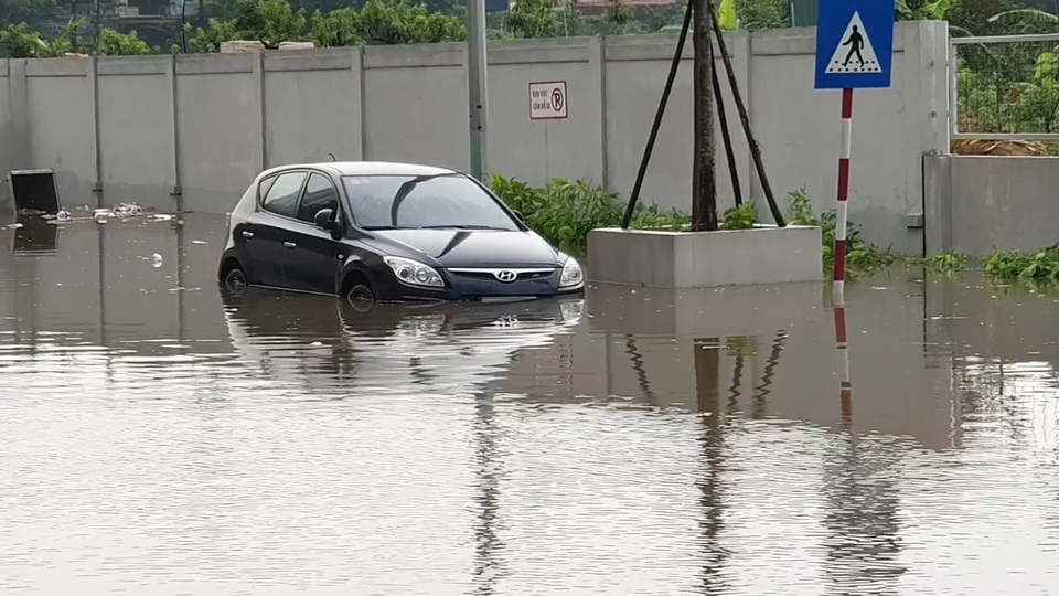 Hà Nội: Hàng loạt ô tô chìm trong dòng nước sau cơn mưa lớn - 2 Hà Nội: Hàng loạt ô tô chìm trong dòng nước sau cơn mưa lớn - 2