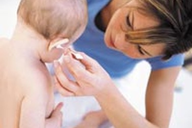 Làm gì khi trẻ nhiều ráy tai?