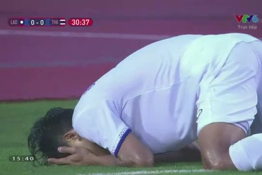 Bounphachan bỏ lỡ cơ hội ghi bàn vào lưới U22 Thái Lan ở phút 31