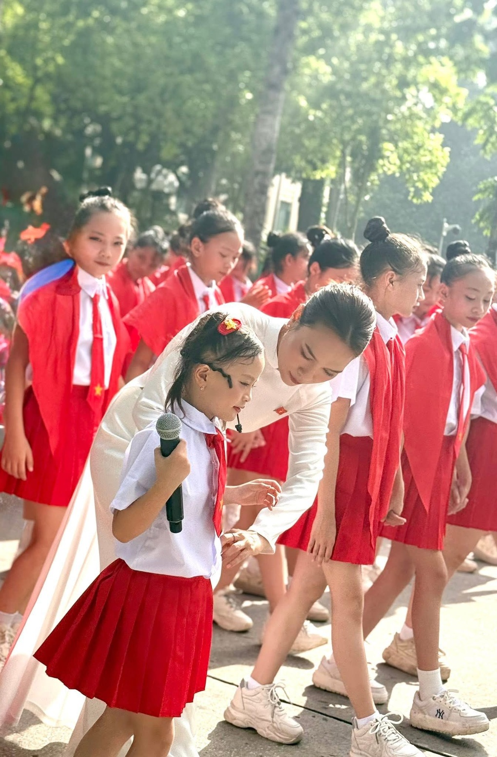 Mỹ Tâm nói gì về bé gái 7 tuổi hát Quốc ca ở Quảng trường Ba Đình? - 2 Mỹ Tâm nói gì về bé gái 7 tuổi hát Quốc ca ở Quảng trường Ba Đình? - 2