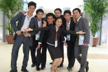 Hai nữ sinh trẻ và kỷ niệm APEC