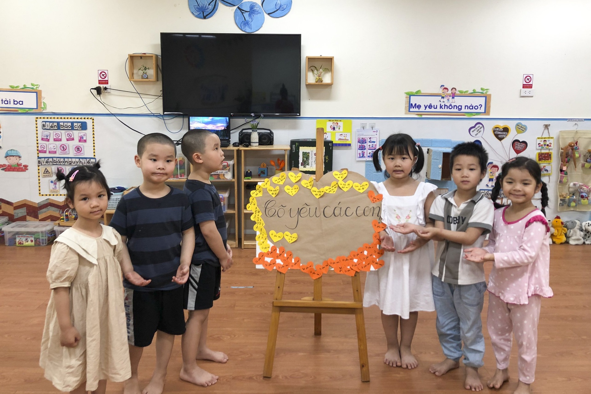 Học sinh mầm non Hà Nội mừng rỡ tới trường sau 1 năm ở nhà phòng dịch - 19 Học sinh mầm non Hà Nội mừng rỡ tới trường sau 1 năm ở nhà phòng dịch - 19