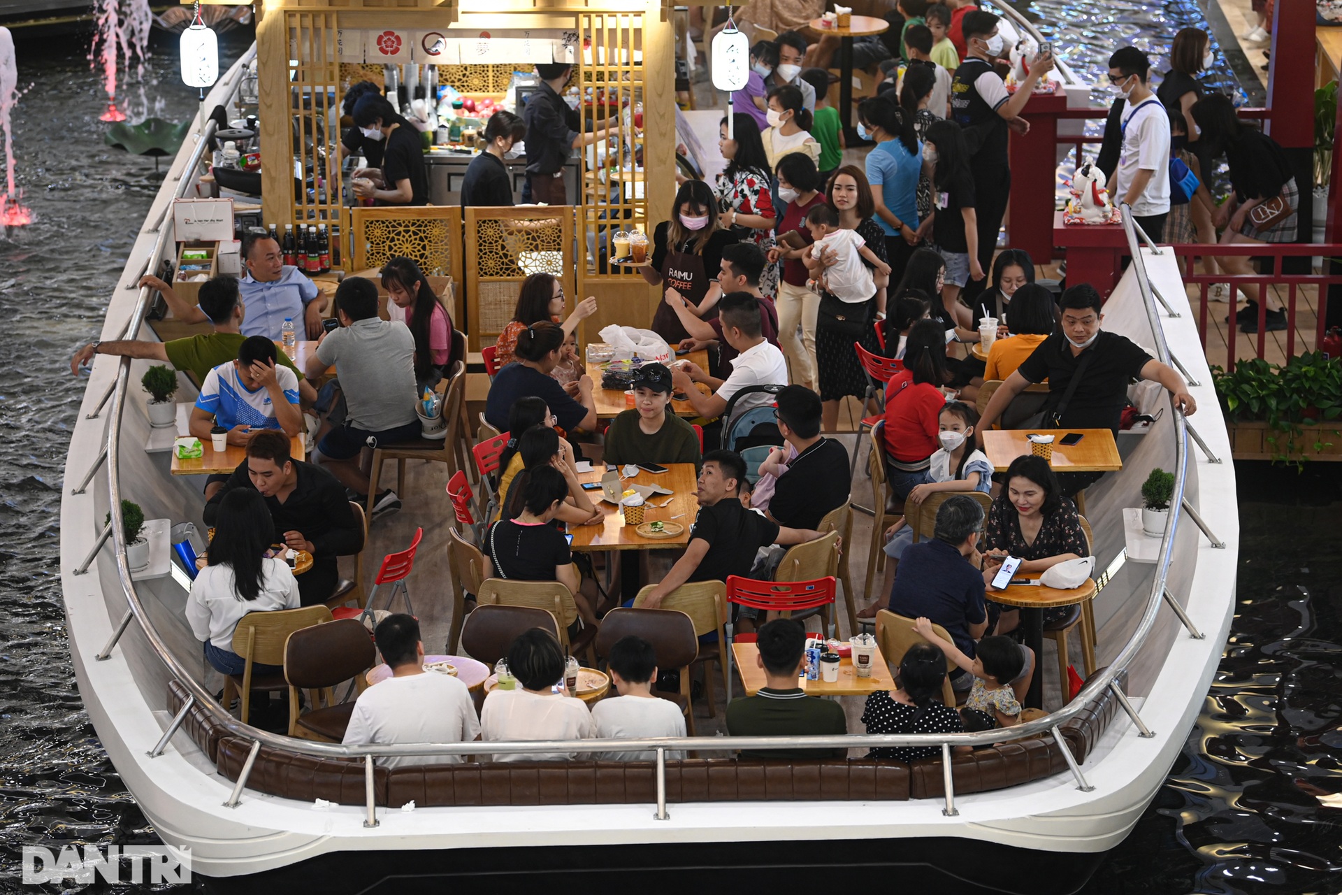 Công viên, hàng quán ở Hà Nội chật kín khách ngày đầu kỳ nghỉ lễ - 7