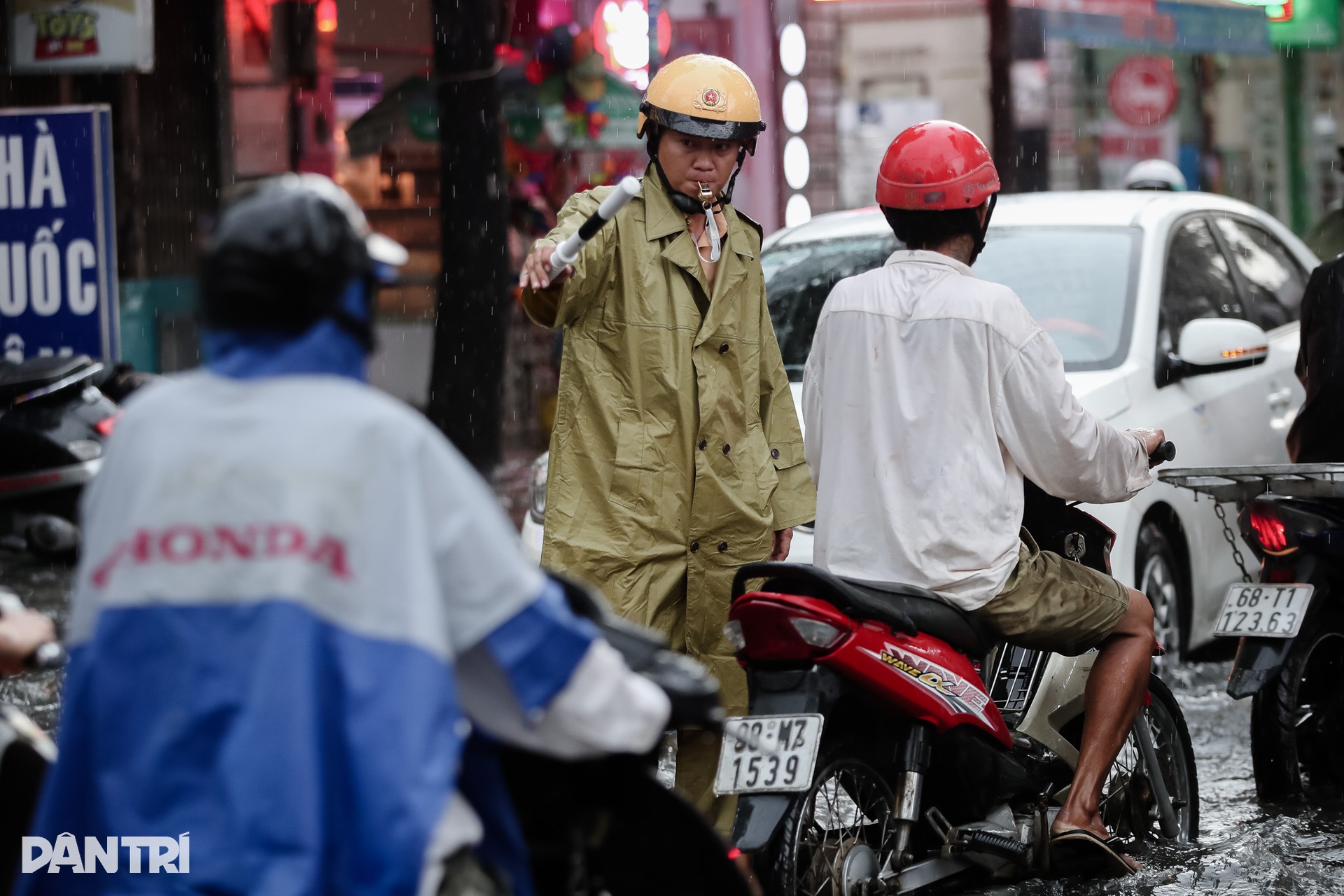 Nhiều tuyến đường ở TPHCM biến thành sông sau cơn mưa lớn - 3 Nhiều tuyến đường ở TPHCM biến thành sông sau cơn mưa lớn - 3