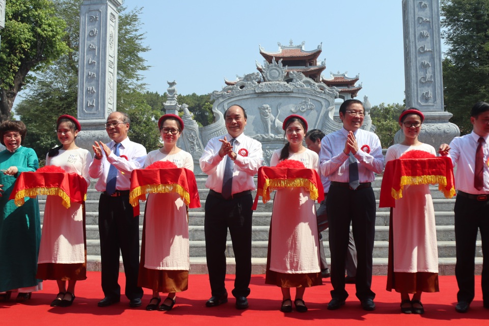 Thủ tướng cắt băng khánh thành đền thờ gia tiên Chủ tịch Hồ Chí Minh - 1 Thủ tướng cắt băng khánh thành đền thờ gia tiên Chủ tịch Hồ Chí Minh - 1