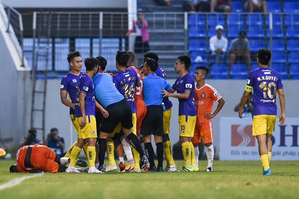 Chủ tịch CLB Hà Nội nói gì về pha bóng thô bạo của Văn Quyết? - 1 Chủ tịch CLB Hà Nội nói gì về pha bóng thô bạo của Văn Quyết? - 1