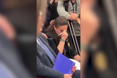 Cử chỉ gây chú ý của Đại sứ Ukraine giữa cuộc đấu khẩu Trump-Zelensky