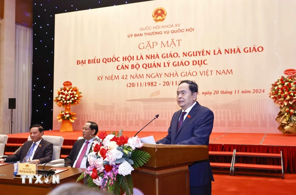 Tôn vinh, bảo vệ, tạo môi trường thuận lợi để nhà giáo làm việc - 1 Tôn vinh, bảo vệ, tạo môi trường thuận lợi để nhà giáo làm việc - 1