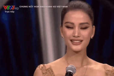 Thí sinh Hoa hậu Hoàn vũ Việt Nam nói tiếng Anh bập bẹ vì... lỗi kỹ thuật?