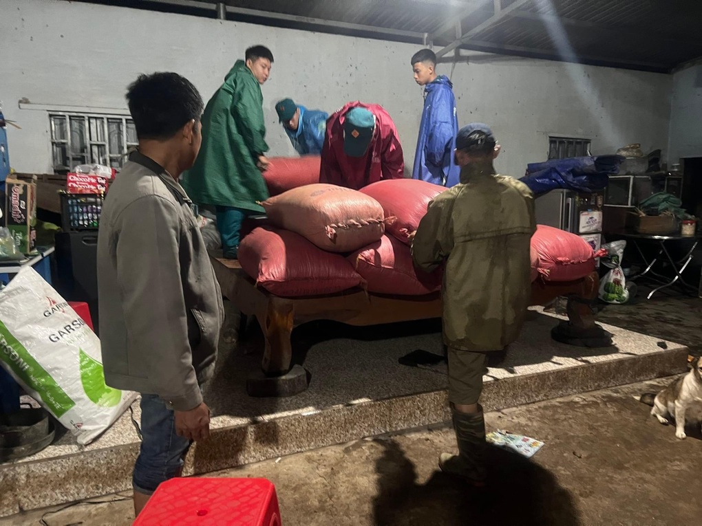Lũ tràn về trong đêm khiến nhiều nơi ở Bình Phước bị ngập sâu - 3 Lũ tràn về trong đêm khiến nhiều nơi ở Bình Phước bị ngập sâu - 3