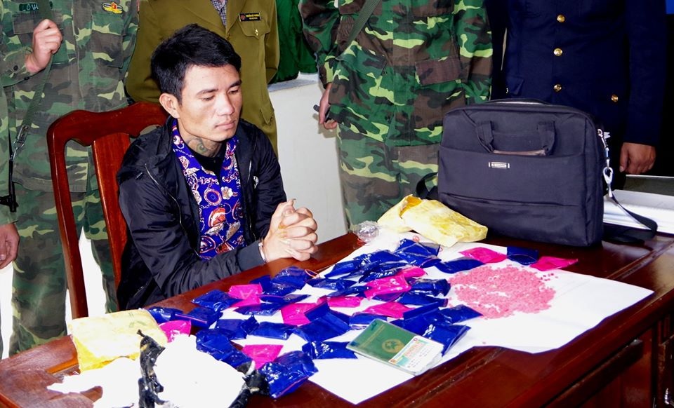 Chặn đứng đối tượng mang gần 10.000 viên hồng phiến vào Việt Nam - 1 Chặn đứng đối tượng mang gần 10.000 viên hồng phiến vào Việt Nam - 1