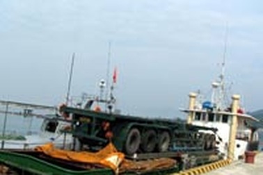 Bắt tàu nhập lậu hàng từ Hồng Kông