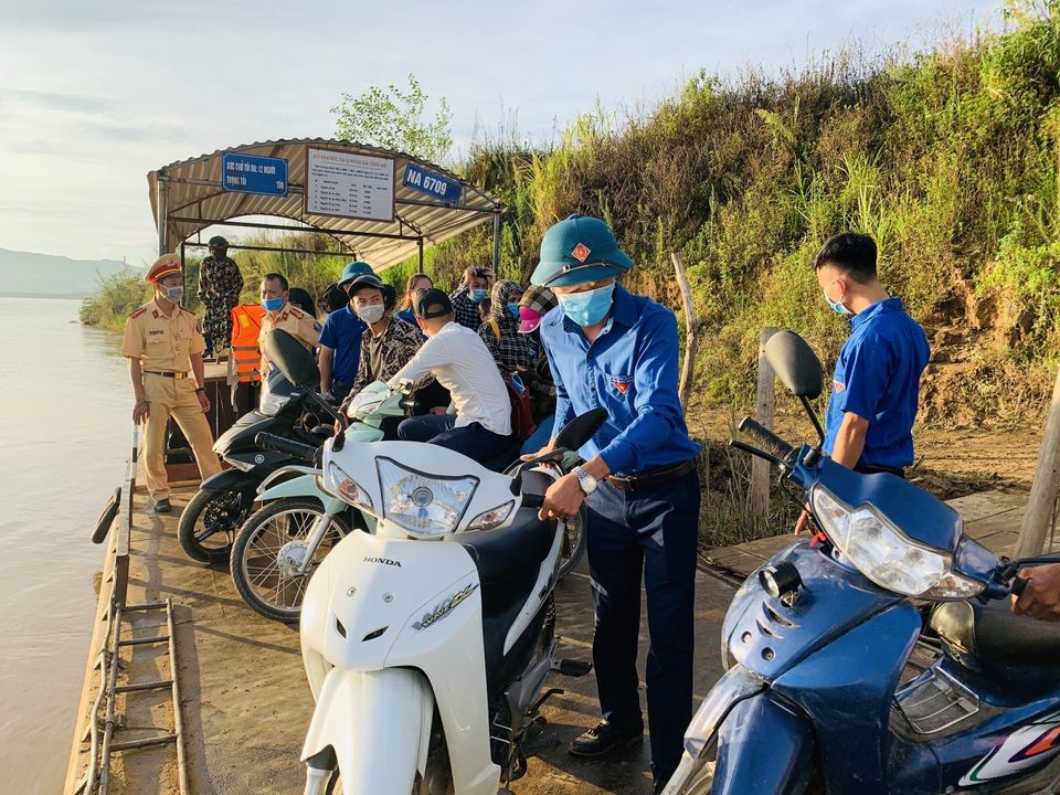Cảnh sát Giao thông có mặt từ 5h sáng đưa 200 thí sinh qua sông đi thi - 6 Cảnh sát Giao thông có mặt từ 5h sáng đưa 200 thí sinh qua sông đi thi - 6