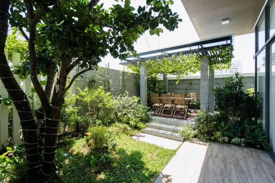 Biệt thự 350m2 với sân vườn tuyệt đẹp, gia chủ uống trà, ngắm hoa mỗi ngày - 4