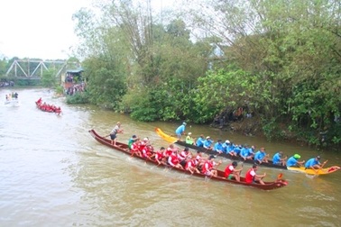 Hơn 10.000 người về dự hội đua trải truyền thống Hương Thủy