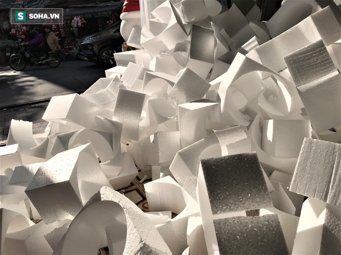Tất bật “nặn” người tuyết dịp Noel, người dân phố cổ thu chục triệu mỗi ngày - Ảnh 8. Tất bật “nặn” người tuyết dịp Noel, người dân phố cổ thu chục triệu mỗi ngày - Ảnh 8.