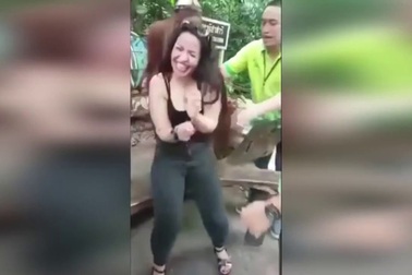 Tinh tinh ranh mãnh "sàm sỡ" nữ du khách