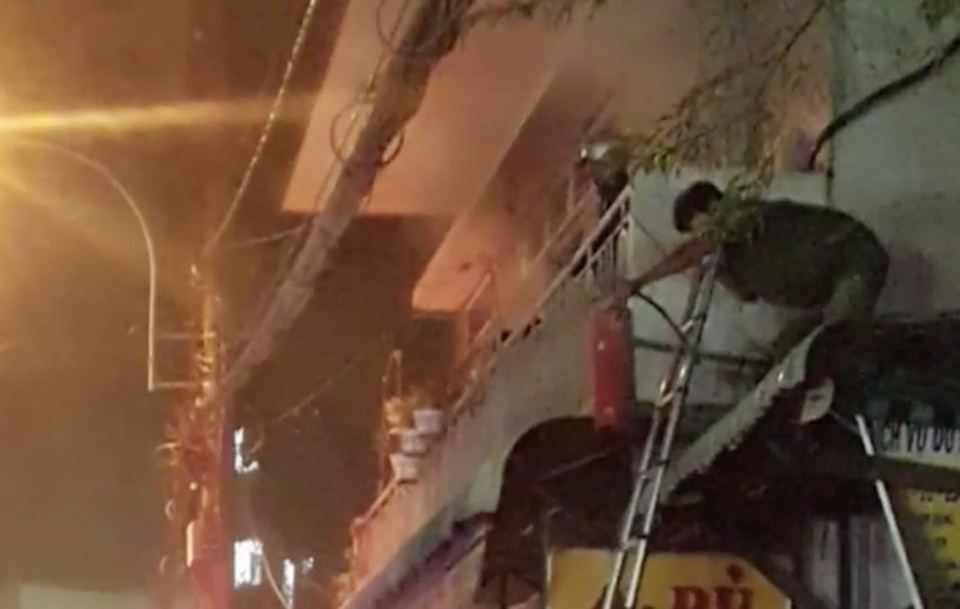 2 cháu bé trong căn nhà bị tưới xăng phóng hỏa bỏng rất nặng - 1 2 cháu bé trong căn nhà bị tưới xăng phóng hỏa bỏng rất nặng - 1