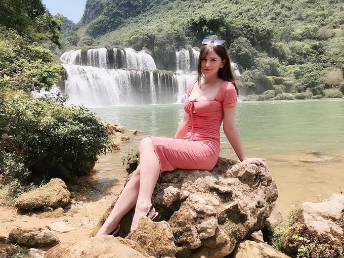 Vẻ ngoài bốc lửa của hai hot girl xuất hiện trong MV Trung Ruồi - Ảnh 8. Vẻ ngoài bốc lửa của hai hot girl xuất hiện trong MV Trung Ruồi - Ảnh 8.