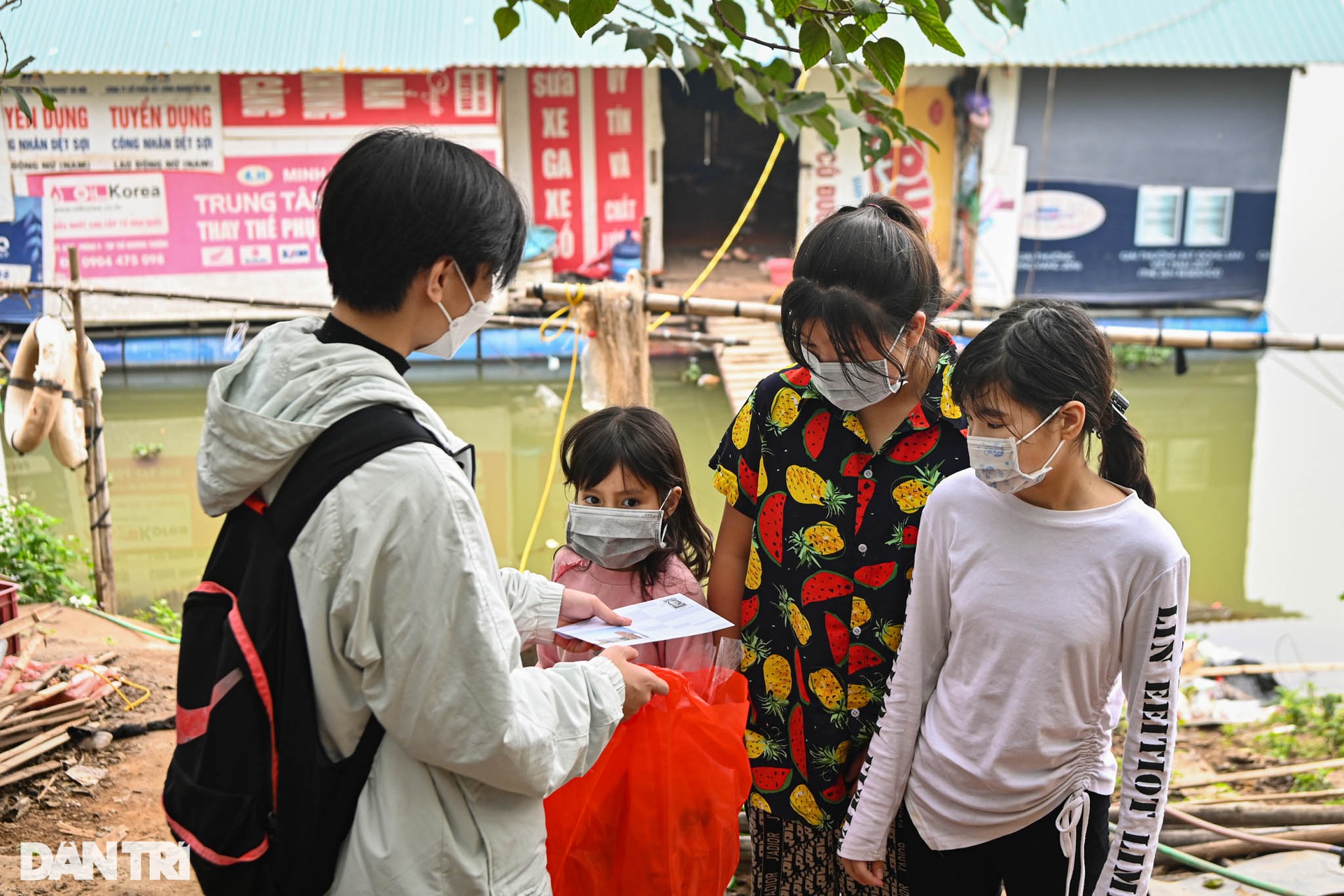 Hà Nội: Tết ấm lòng với những hoàn cảnh khó khăn tại xóm nhà phao - 11