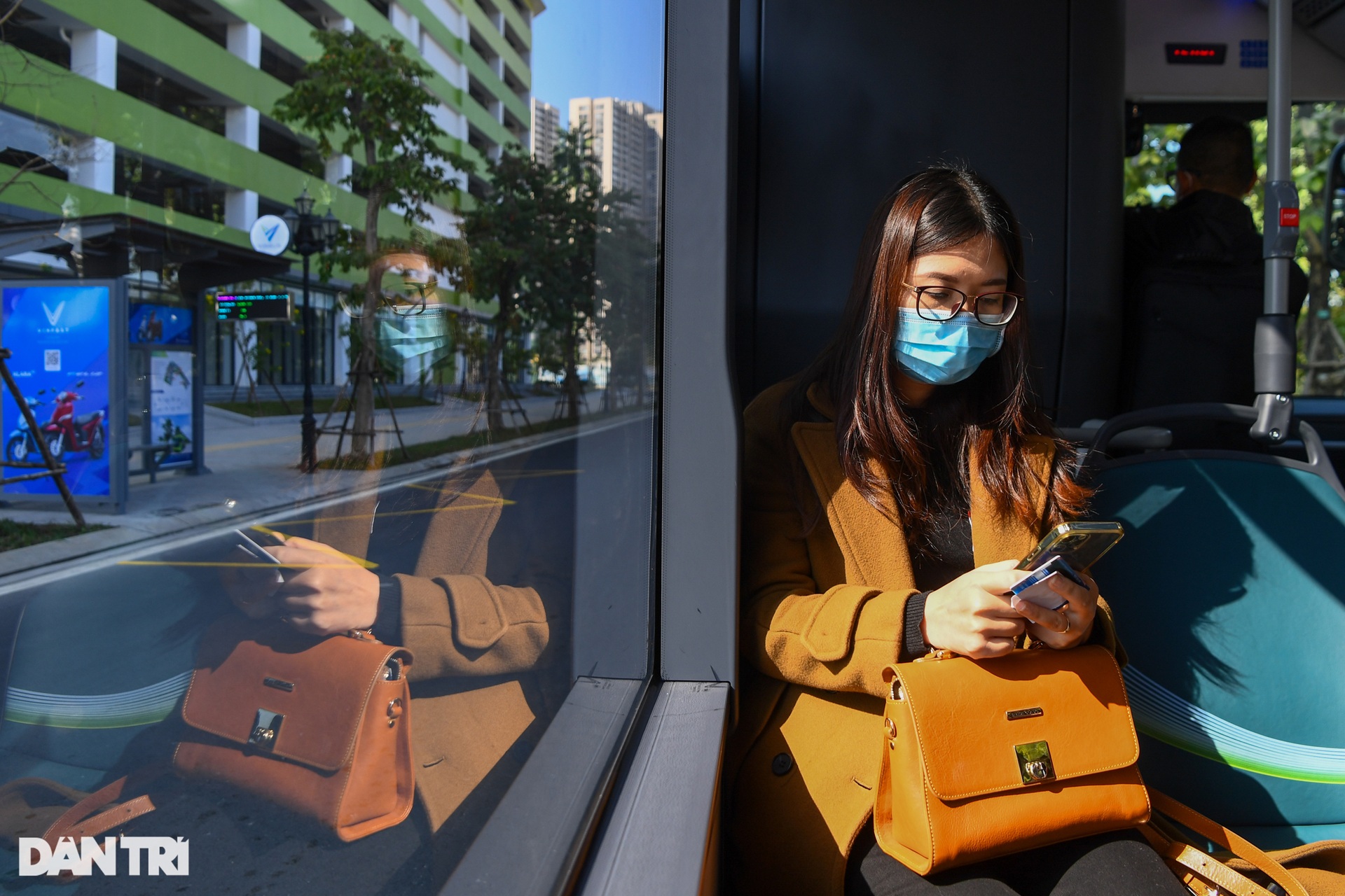 Người dân thủ đô trải nghiệm tuyến xe buýt điện đầu tiên tại Việt Nam - 10 Người dân thủ đô trải nghiệm tuyến xe buýt điện đầu tiên tại Việt Nam - 10