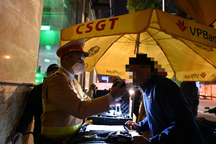 Bị thổi nồng độ cồn, tài xế "dọa" là nhân viên Bộ Ngoại giao