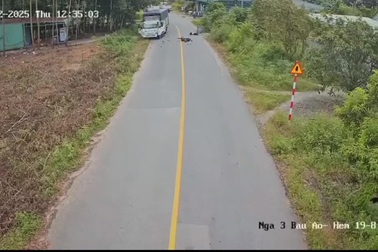 Xe máy chạy lấn sang làn đường ngược chiều để vượt, lao vào ô tô tải