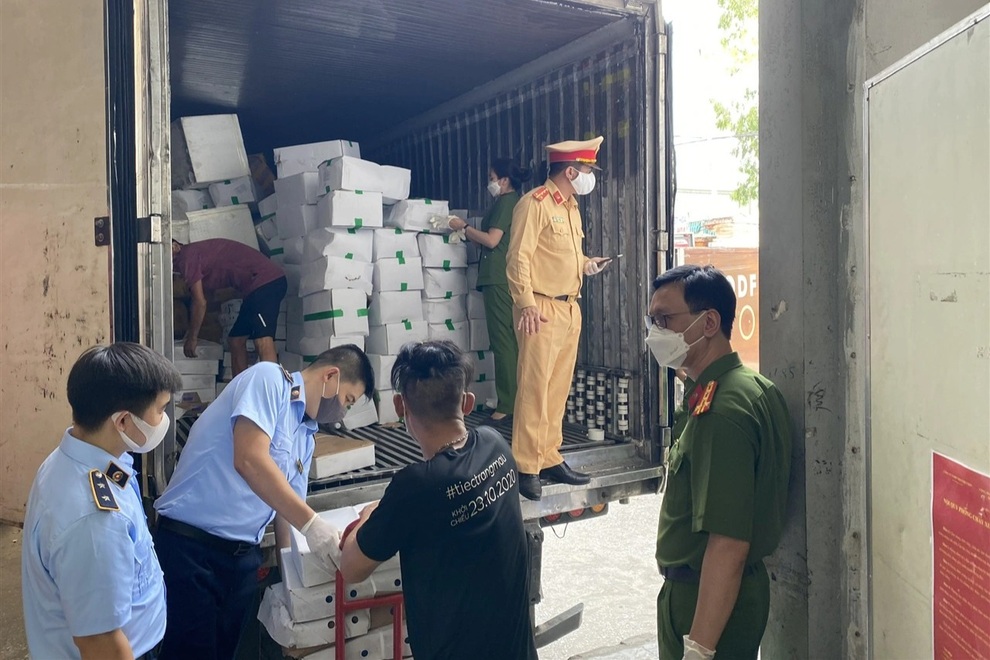 Tạm giữ hơn 13 tấn thực phẩm không rõ nguồn gốc - 2 Tạm giữ hơn 13 tấn thực phẩm không rõ nguồn gốc - 2