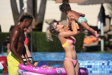 Ngưỡng mộ dáng thon "gái một con" Helen Flanagan