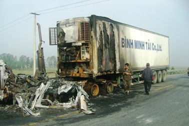 Xe container bốc cháy kinh hoàng khi đang lưu thông 