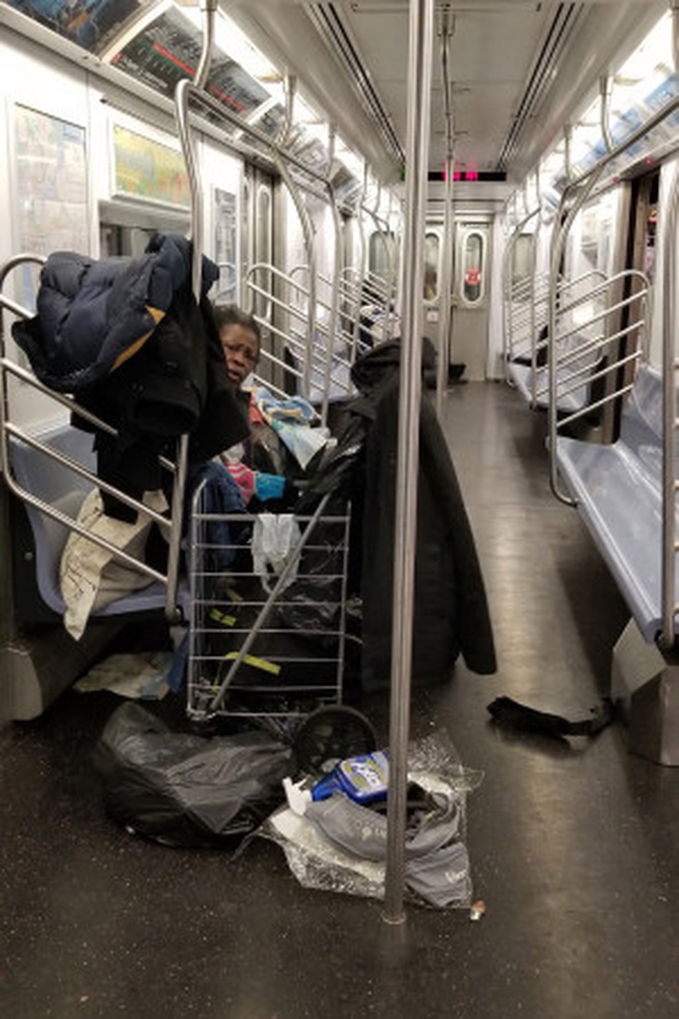 Thống đốc New York sốc khi người vô gia cư tá túc trên tàu điện ngầm - 1 Thống đốc New York sốc khi người vô gia cư tá túc trên tàu điện ngầm - 1